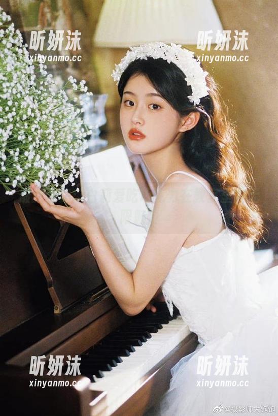 最新图集：白莉爱吃巧克力在教室里的无限魅力