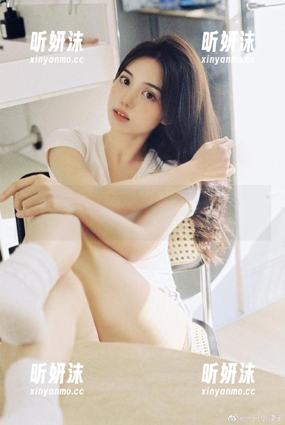 最新白莉爱吃巧克力女友写真，展现青春与自由的完美结合瞬间