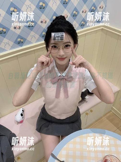 白莉爱吃巧克力的写真集精选：你不知道的爱蜜莉雅