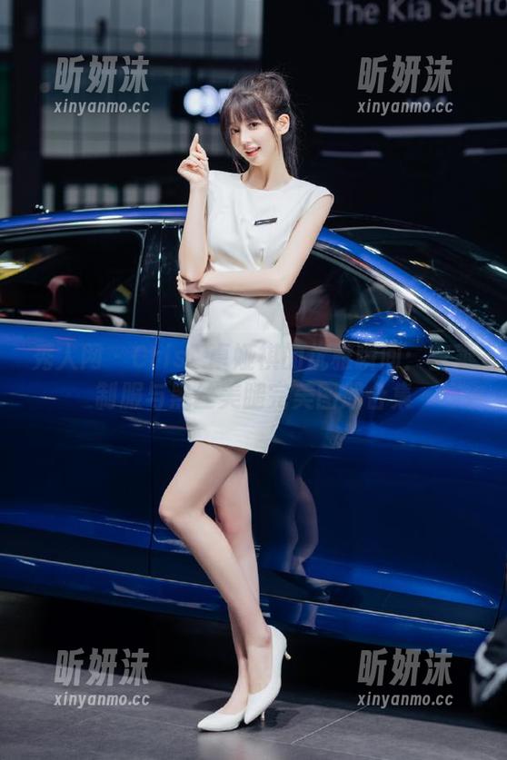 秀人网 - Cris_卓娅祺的优雅瞬间：空乘制服与黑丝美腿完美图册合集