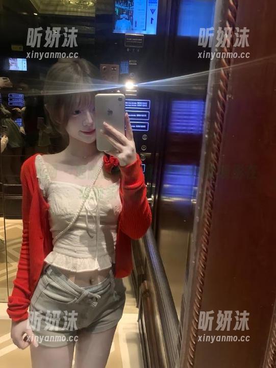 秀人网-Elise谭晓彤 秀人网 - 追随时尚潮流:Elise谭晓彤在线独家制服作品曝光