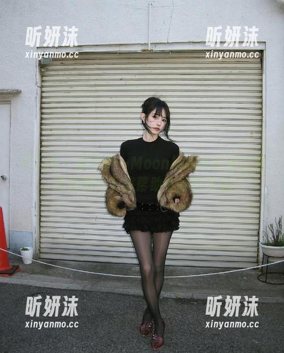 秀人网 - 探寻伊一Moon棉袜的时尚之旅，高清图片下载帮助你找到灵感！