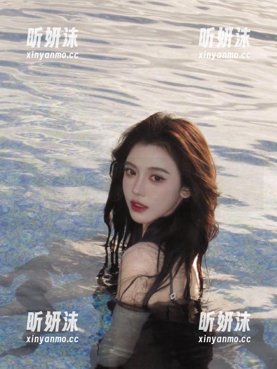 秀人网 - 这组“伊诺白裙”写真，壁纸里藏着多少失望与期待？