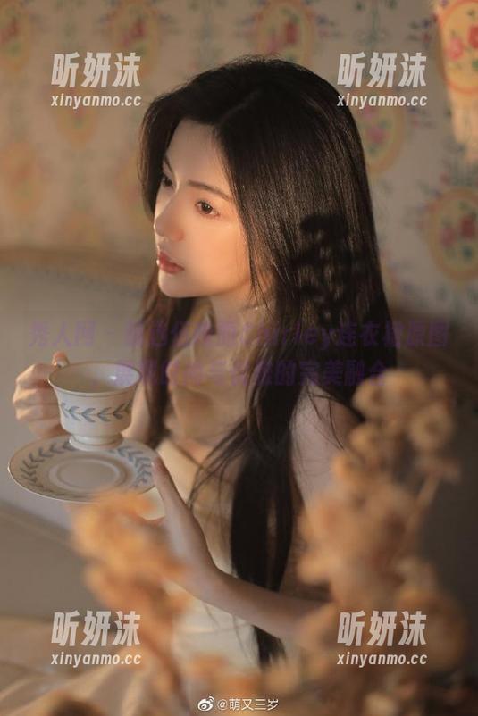 秀人网 - 精选伍晓丽Shirley连衣裙原图，展现时尚与优雅的完美融合