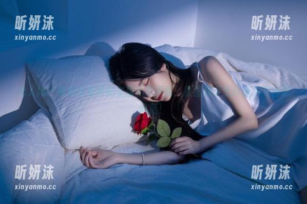 秀人网-余虞酱 秀人网 - 畅游余虞酱的空姐私房画面:原图展示无尽魅力与自信风范!