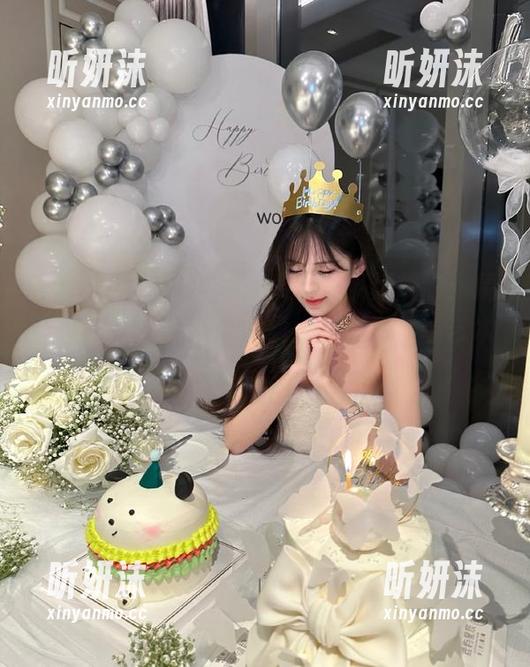 秀人网 - 发现“允尔奶牛”系列摄影：精彩原图集锦，轻松下载，与朋友共享艺术之美！