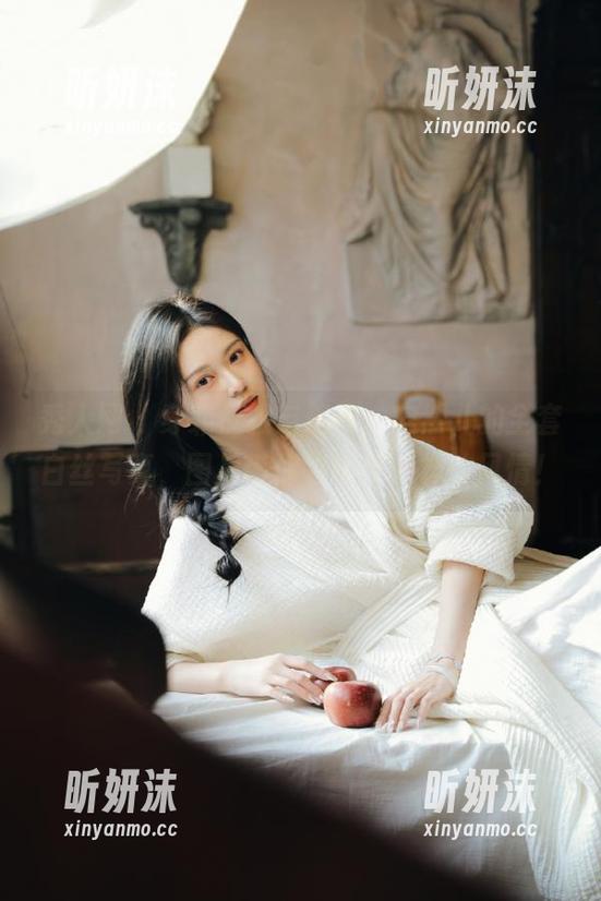 秀人网-安然儿 秀人网 - 身兼优雅与俏皮,安然儿的全套白丝写真,图片带你领略不一样的风情!