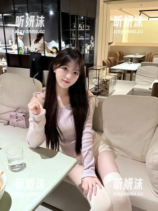秀人网-张美荧 秀人网 - 沉醉于张美荧泳池写真之美:作品集与原图全展示