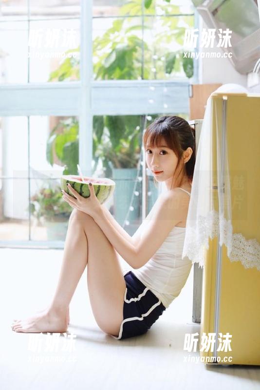 秀人网 - 透过镜头欣赏抖娘利世的校服魅力，尽享那些宛如艺术品般的美图与照片