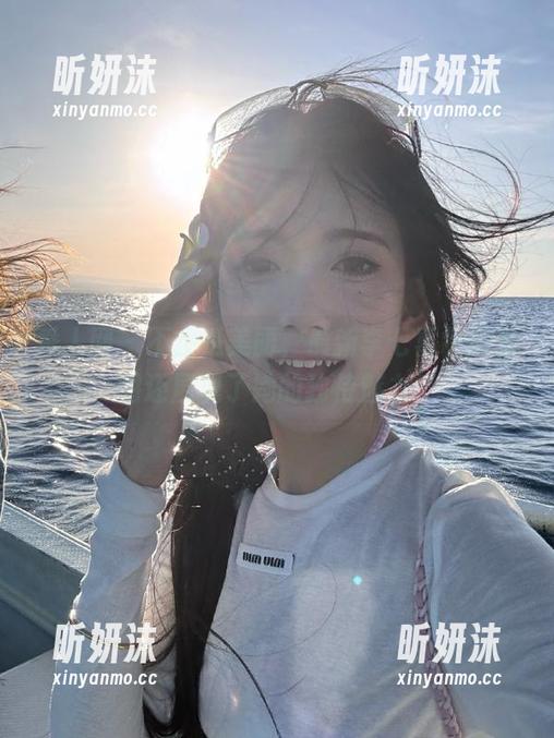 秀人网 - 不止是美丽，最新李七喜制服套图还展现了她的独特魅力！