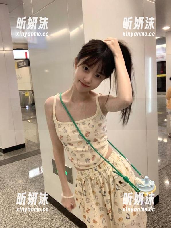 秀人网-林悠悠 秀人网 - 秘书的魅力:林悠悠私拍图片带你感受不一样的温柔风情