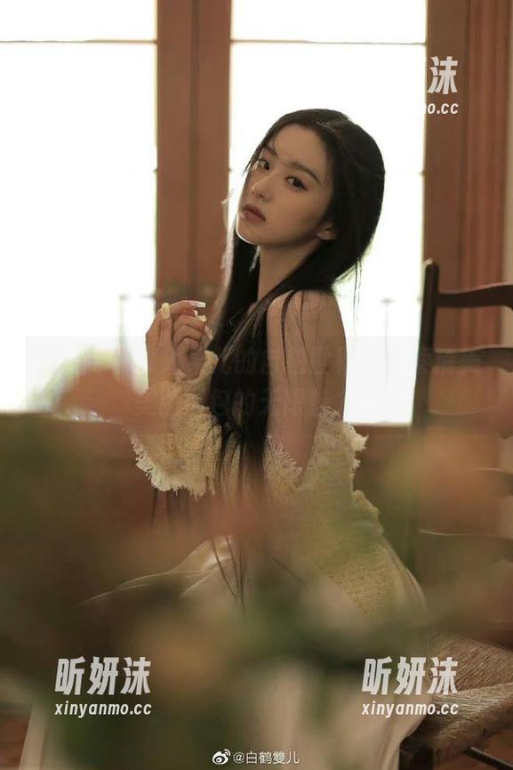 秀人网 - 深入果儿的自拍世界，探索精美美图图包的无限魅力！