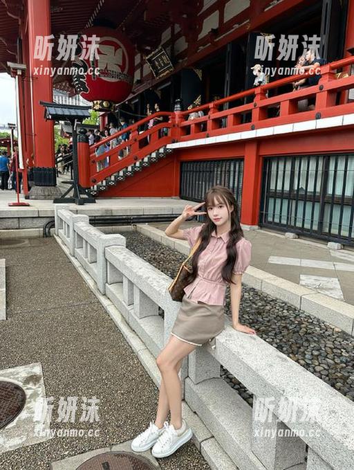 秀人网 - 从私房到可爱：沐娜娜写真中的奇幻故事与小秘密