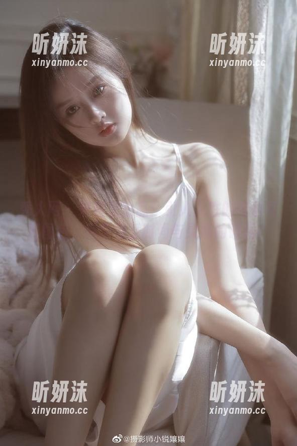 秀人网-爱酱里 秀人网 - 爱酱里出品:引人入胜的眼镜写真图包,尽情感受时尚与灵感的碰撞!