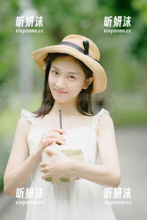 秀人网 - 瑞瑞ruirui短裙全套图片，见证她在镜头前的无限魅力，快来分享这份美好！