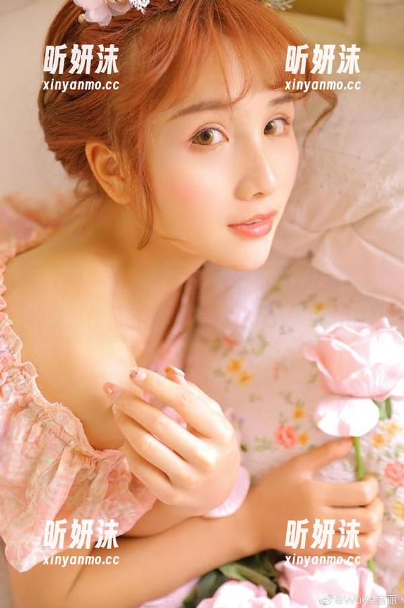 秀人网-白白Alina 秀人网 - 在泳池中翩翩起舞,白白Alina的原图作品将你带入清新童话般的氛围!