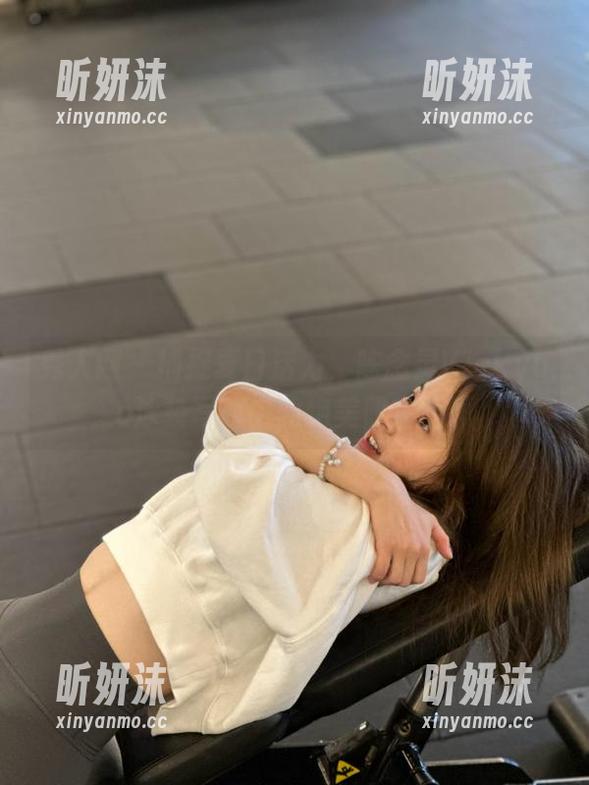秀人网-陈念灵Vickyao 秀人网 - 捕捉夏日活力,陈念灵Vickyao泳装写真中的绝美照片回顾