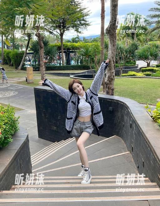 美媛馆 - 校园里的清纯风：晓茜sunny校服图包等你下载！