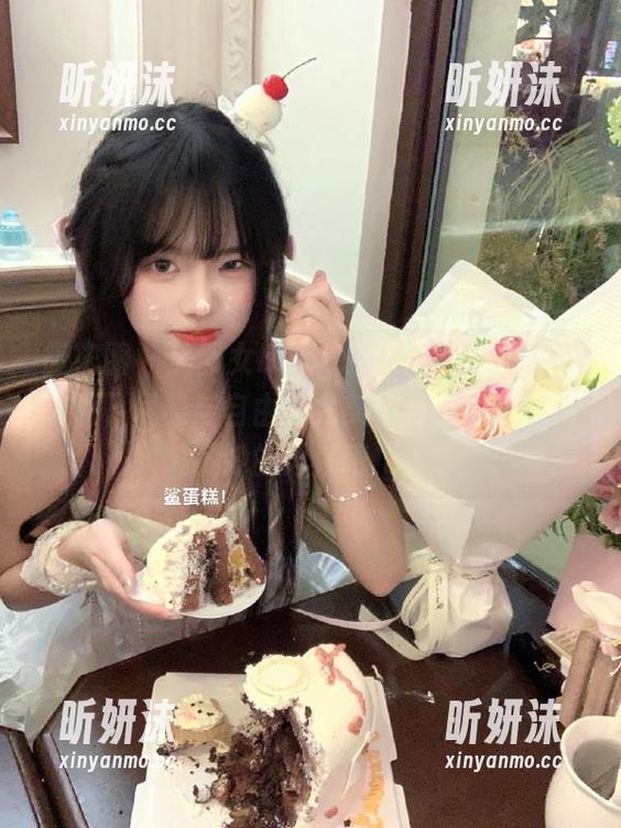 美邵女Baby 微密圈 - 美邵女Baby的浴缸写真图片,展现了优雅与自由的完美结合,快来欣赏她的风采吧!