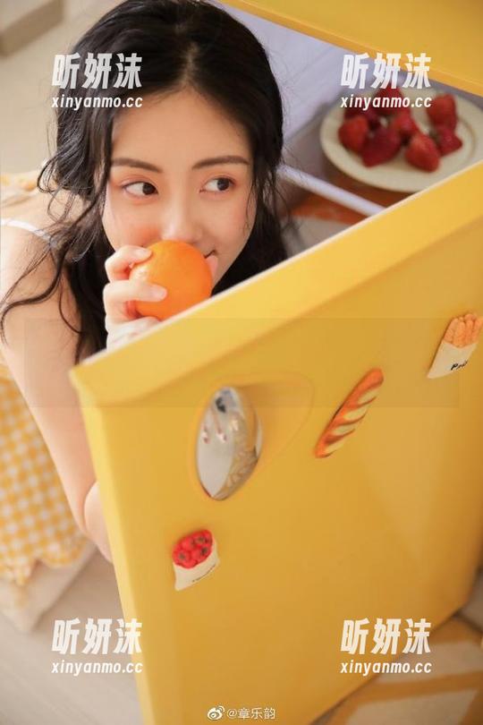 花漾show - 宋KiKi的吊带写真作品：感受夏日清新的视觉盛宴