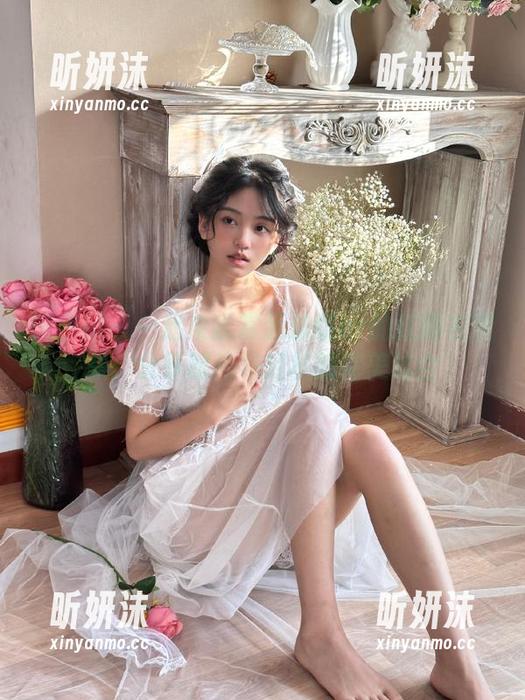 微密圈 - 一起来欣赏葱油饼er的红睡衣图集：分享时尚与轻松的完美结合