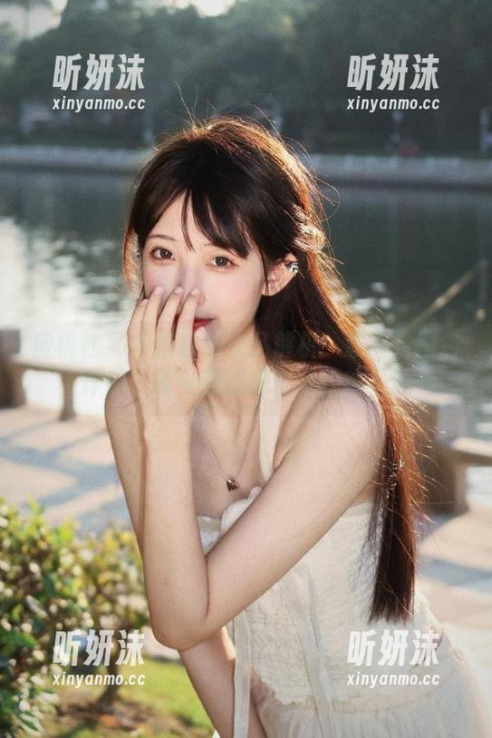 蜜桃社-美绪 蜜桃社 - 美绪丝袜作品解析:原图与图包详解,每一张都是艺术的结晶!