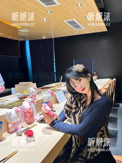 蜜桃社 - 当铃木遇上无圣光：制服作品中的幽默与荒诞，笑点频频爆发！