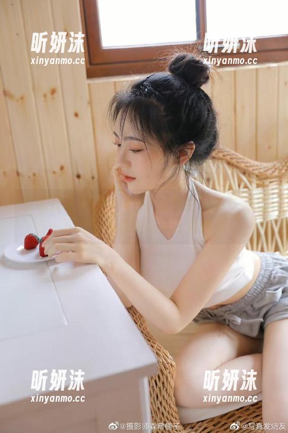 蜜桃社 - 露西Lucy职业装全系列写真，下载后助你职场风云再起！