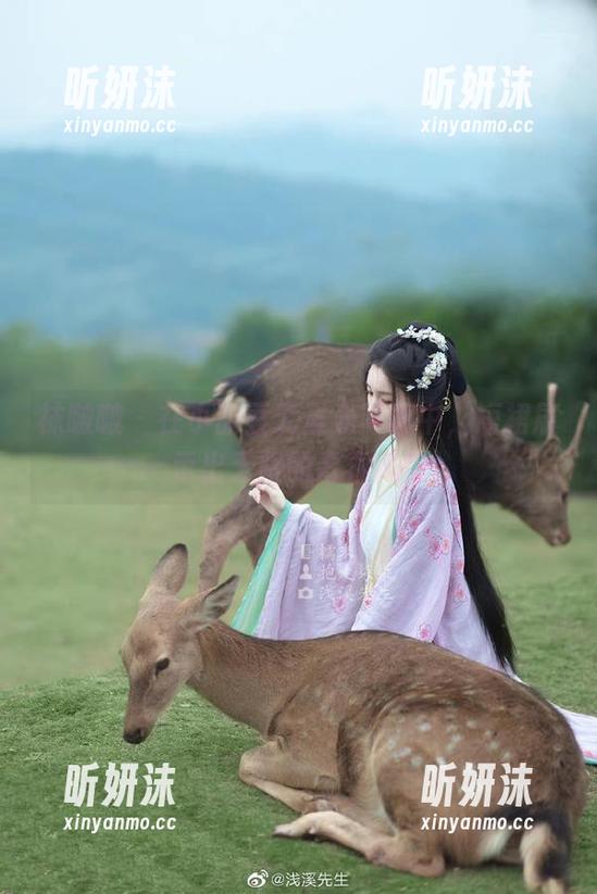 袜啵啵-小甜豆 袜啵啵 - 在小甜豆无圣光写真中,短裙展示出无限的青春风情