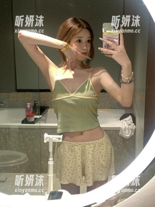 微密圈 - 探秘詹詹酒店私拍，黑色爱心内内图包中的独特风情