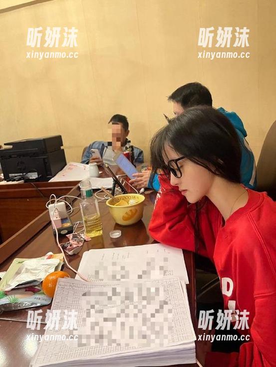语画界 - 小海臀Rena的时尚套装写真，精选图库奉上最优美画面，传达出她的无限魅力与独特气质。
