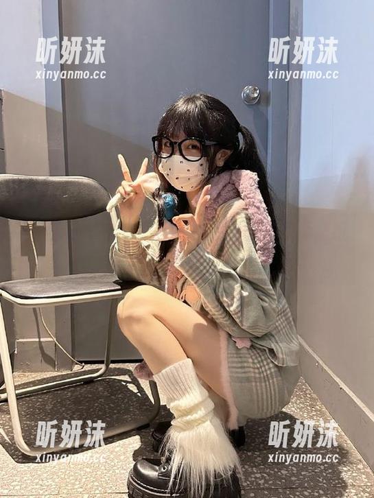 语画界 - 小海臀Rena皮衣主题写真壁纸合集：绝佳视觉享受，快来下载吧！