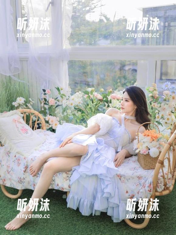 语画界 - 惊艳四方，玥儿玥er的连衣裙写真让每一刻都充满惊喜！