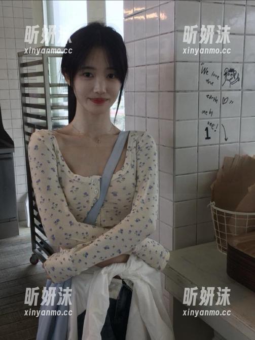 语画界 - 雅雯比基尼作品展示：每一张美图都是对青春岁月的独特诠释