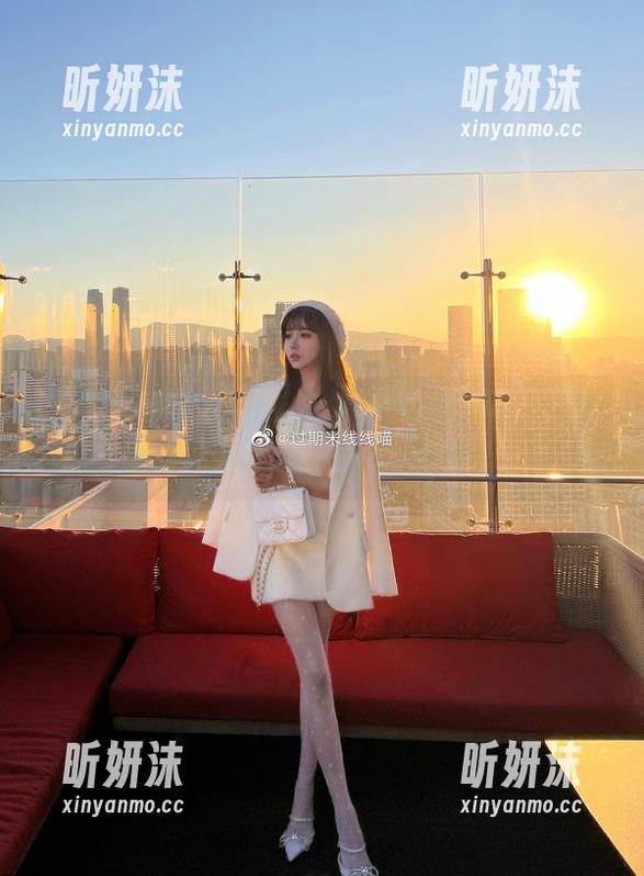 过期米线线喵 这个女孩让过期米线线喵的搞笑写真更新变得更加有趣,快来围观吧!