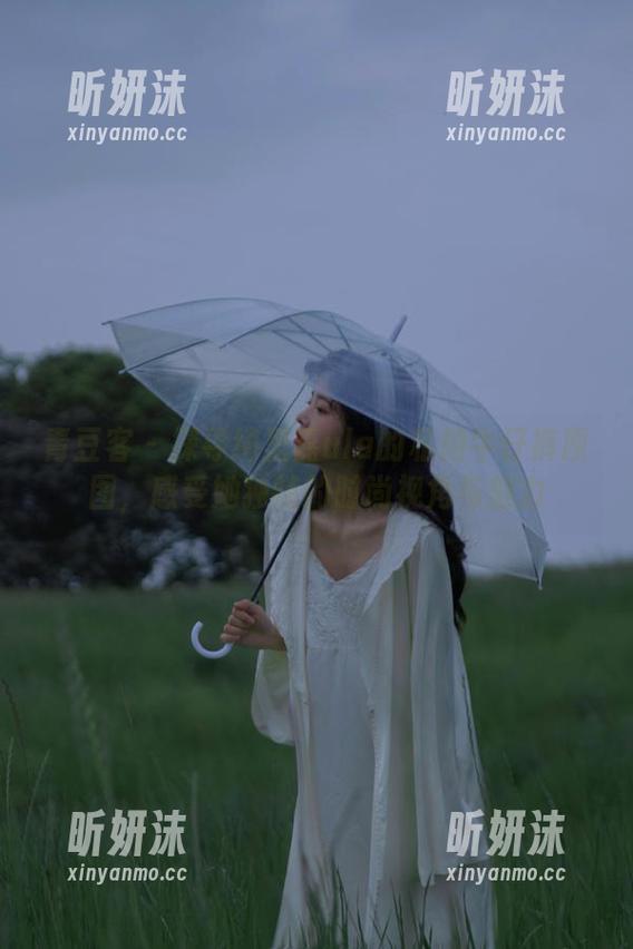 青豆客 - 探寻绮里嘉ula的私拍牛仔裤原图，感受她独特的时尚视角与魅力