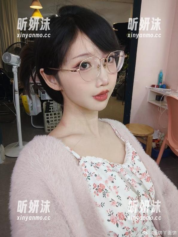 探索面饼仙儿黑色魅力，高清cos写真带你领略不一样的风情