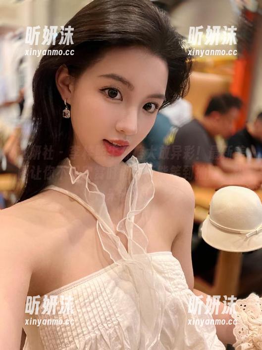 魅妍社 - 李梓熙牛仔裤大放异彩！最新美图让你不仅欣赏时尚，还能笑到抽筋，快来看看！